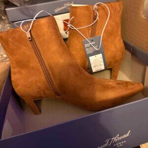 👢 Universal Threads Brown Ankle Boots – Size 8